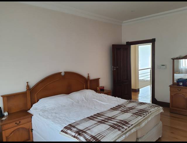 8 BEDROOM HOUSE FOR SALE IN LA LUCIA